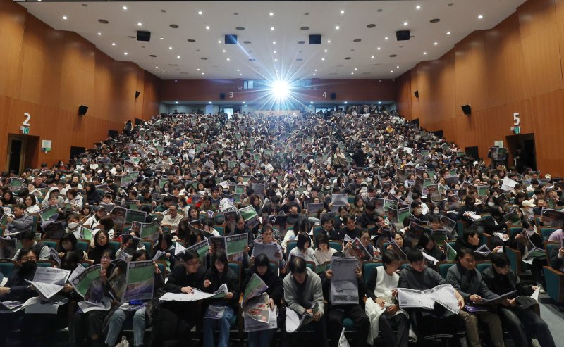 [서울=뉴시스] 김진아 기자 = 7일 서울 종로구 성균관대학교 600주년 기념관에서 열린 종로학원 주최 2026 정시 합격 가능선 예측 및 지원전략 설명회에서 참석자들이 자료를 살펴보고 있다. 2025.12.07. bluesoda@newsis.com