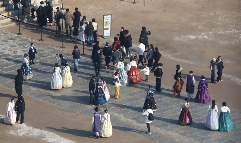 절기상 대설(大雪)인 7일 서울 종로구 경복궁에서 관광객들이 포근한 날씨를 맞아 나들이를 하고 있다. 2025.12.7/뉴스1 ⓒ News1 임세영 기자
