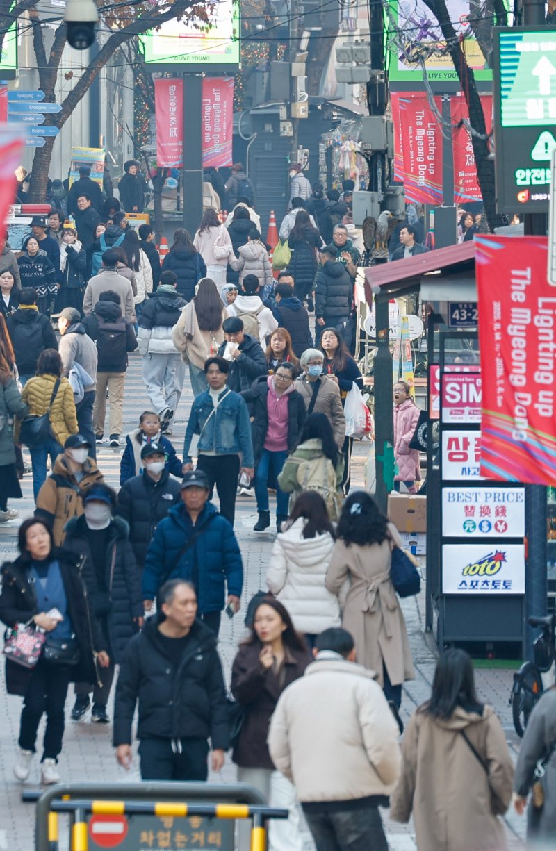 무비자 입국과 중일 항공편 취소 여파 등으로 유커(중국인 관광객)가 늘고 있는 7일 서울 중구 명동거리가 관광객들로 북적이고 있다. 2025.12.7/뉴스1 ⓒ News1 안은나 기자