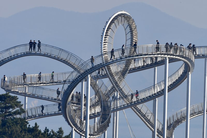 절기상 대설 (大雪)이자 휴일인 7일 경북 포항시 북구 환호공원에 있는 스페이스워크에서 관광객들이 휴일을 보내고 있다. 2025.12.7/뉴스1 ⓒ News1 최창호 기자