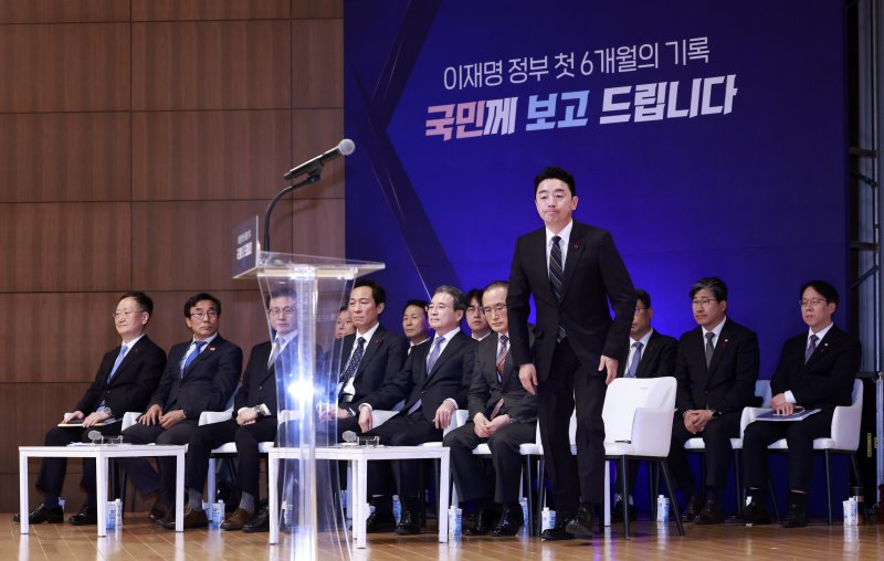 [서울=뉴시스] 최동준 기자 = 강훈식 비서실장이 7일 서울 용산 대통령실 청사에서 열린 3실장 및 수석비서관 '대통령실 6개월 성과 간담회'에서 발언하기 위해 단상을 향하고 있다. 2025.12.07. photocdj@newsis.com