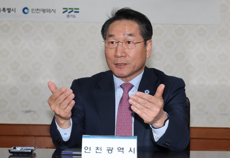 [서울=뉴시스] 김명원 기자 = 유정복 인천시장이 2일 서울 종로구 정부서울청사에서 열린 생활폐기물 직매립 금지 관련 업무협약 체결식에서 발언하고 있다. 2025.12.02. kmx1105@newsis.com