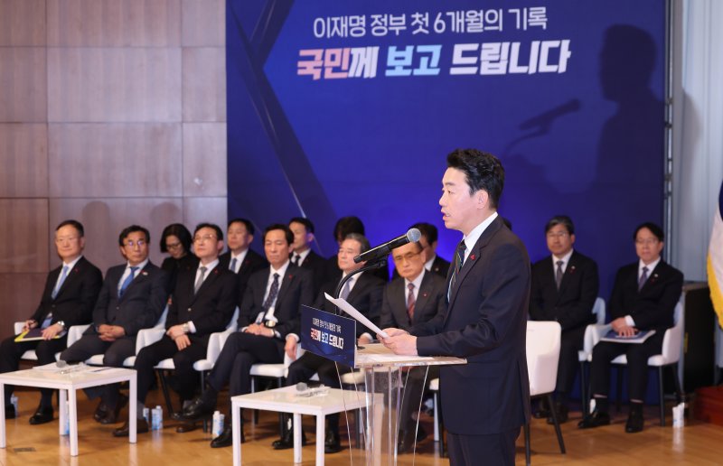 강훈식 대통령 비서실장이 7일 서울 용산 대통령실 청사에서 열린 '이재명 정부 출범 6개월 성과 간담회'에서 발언하고 있다. 2025.12.7/뉴스1 ⓒ News1 허경 기자