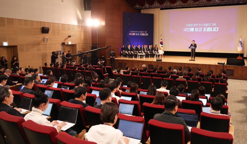 강훈식 대통령 비서실장이 7일 서울 용산 대통령실 청사에서 열린 '이재명 정부 출범 6개월 성과 간담회'에서 발언하고 있다. 2025.12.7/뉴스1 ⓒ News1 허경 기자