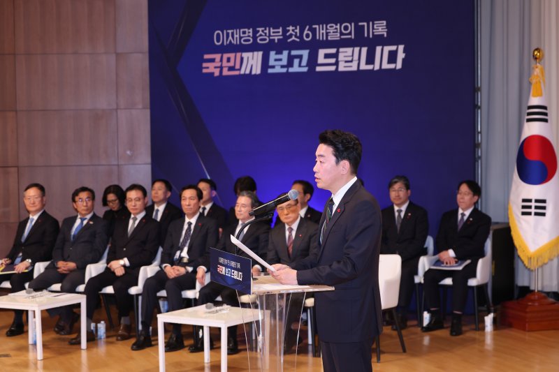 강훈식 대통령 비서실장이 7일 서울 용산 대통령실 청사에서 열린 '이재명 정부 출범 6개월 성과 간담회'에서 발언하고 있다. 2025.12.7/뉴스1 ⓒ News1 허경 기자