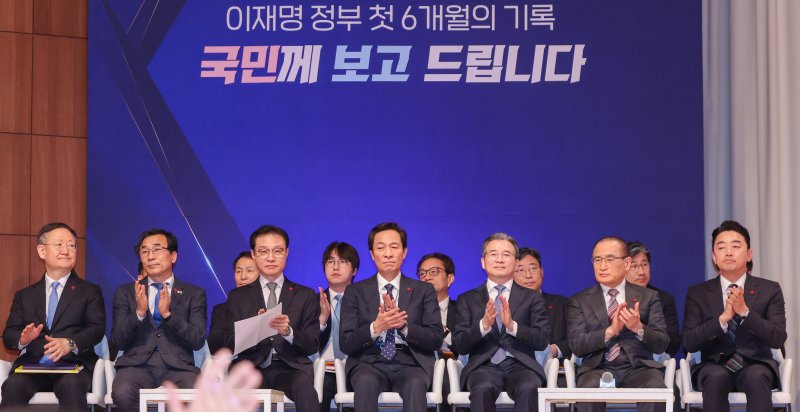 강훈식 대통령 비서실장이 7일 서울 용산 대통령실 청사에서 열린 '이재명 정부 출범 6개월 성과 간담회'에서 참석자들과 함께 박수 치고 있다. 오른쪽부터 강 비서실장, 위성락 국가안보실장, 김용범 정책실장, 우상호 정무수석. 이규연 홍보소통수석, 전성환 경청통합수석, 봉욱 민정수석. 2025.12.7/뉴스1 ⓒ News1 허경 기자