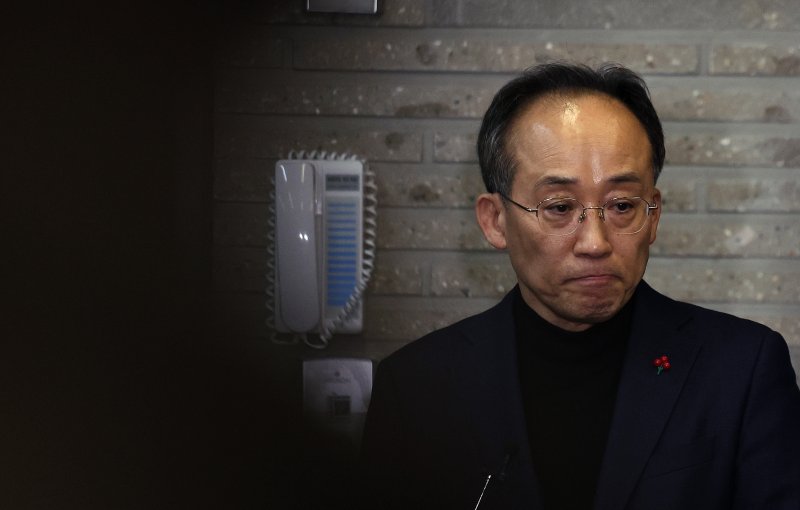 추경호 국민의힘 원내대표가 4일 새벽 서울 여의도 중앙당사에서 윤석열 대통령의 비상계엄 선포 관련 긴급 의원총회를 마치고 취재진 질문을 듣고 있다. 2024.12.4/뉴스1 ⓒ News1 구윤성 기자