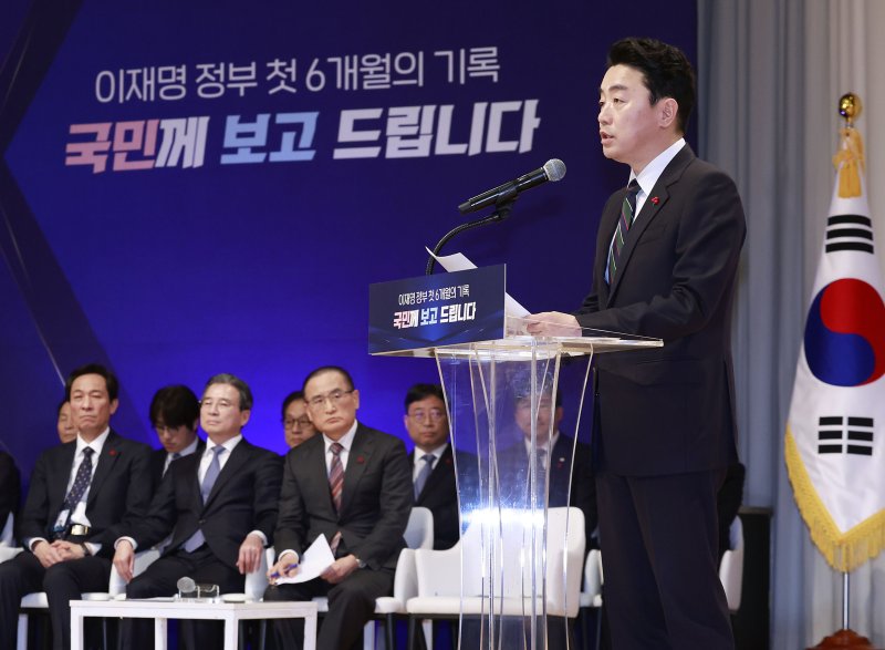 [서울=뉴시스] 최동준 기자 = 강훈식 비서실장이 7일 서울 용산 대통령실 청사에서 열린 3실장 및 수석비서관 '대통령실 6개월 성과 간담회'에서 발언하고 있다. 2025.12.07. photocdj@newsis.com