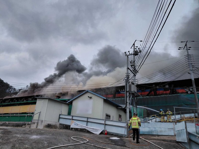 지난 6일 강원 횡성 강림면 돈사 화재.(강원도소방본부 제공, 재판매 및 DB 금지) 2025.12.7/뉴스1