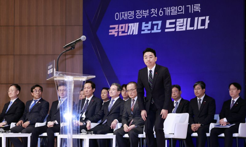 [서울=뉴시스] 최동준 기자 = 강훈식 비서실장이 7일 서울 용산 대통령실 청사에서 열린 3실장 및 수석비서관 '대통령실 6개월 성과 간담회'에서 발언하기 위해 마이크로 향하고 있다. 2025.12.07. photocdj@newsis.com