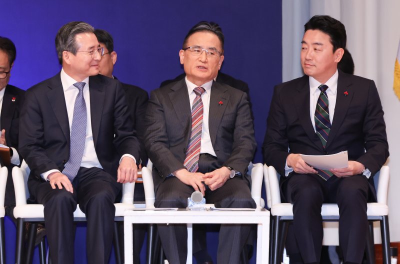 김용범 정책실장(왼쪽부터), 위성락 국가안보실장, 강훈식 대통령 비서실장이 7일 서울 용산 대통령실 청사에서 열린 '이재명 정부 출범 6개월 성과 간담회'에서 대화하고 있다. 2025.12.7/뉴스1 ⓒ News1 허경 기자