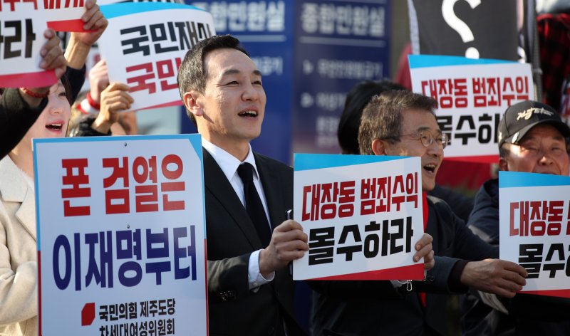 7일 오후 제주시청 앞에서 열린 국민의힘 전국 순회 장외집회에서 김민수 최고위원이 구호를 외치고 있다. .2025.12.7/뉴스1 ⓒ News1 고동명 기자