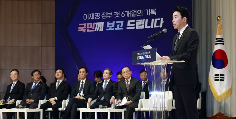 [서울=뉴시스] 최동준 기자 = 강훈식 비서실장이 7일 서울 용산 대통령실 청사에서 열린 3실장 및 수석비서관 '대통령실 6개월 성과 간담회'에서 발언하고 있다. 2025.12.07. photocdj@newsis.com