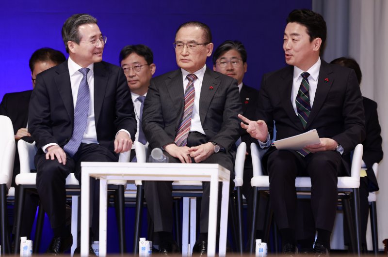 [서울=뉴시스] 최동준 기자 = 김용범(왼쪽부터) 정책실장, 위성락 국가안보실장, 강훈식 비서실장이 7일 서울 용산 대통령실 청사에서 열린 3실장 및 수석비서관 '대통령실 6개월 성과 간담회'에 앞서 대화를 나누고 있다. 2025.12.07. photocdj@newsis.com