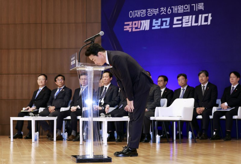 [서울=뉴시스] 최동준 기자 = 강훈식 비서실장이 7일 서울 용산 대통령실 청사에서 열린 3실장 및 수석비서관 '대통령실 6개월 성과 간담회'에서 인사하고 있다. 2025.12.07. photocdj@newsis.com