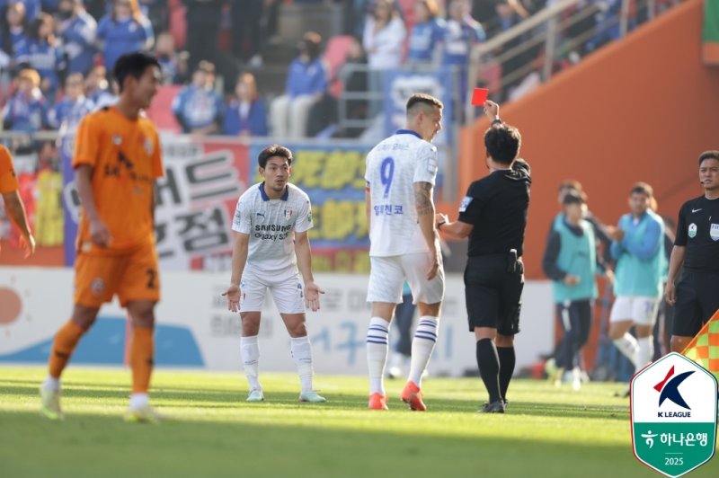 [서울=뉴시스]수원 삼성 이기제 퇴장. (사진=한국프로축구연맹 제공)