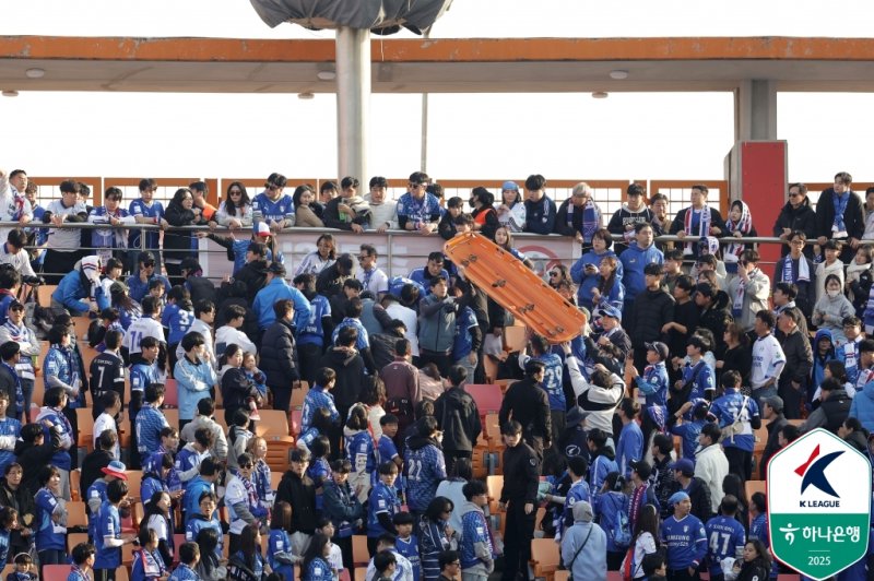 [서울=뉴시스]수원 원정석에서 발생한 응급 상황. (사진=한국프로축구연맹 제공)