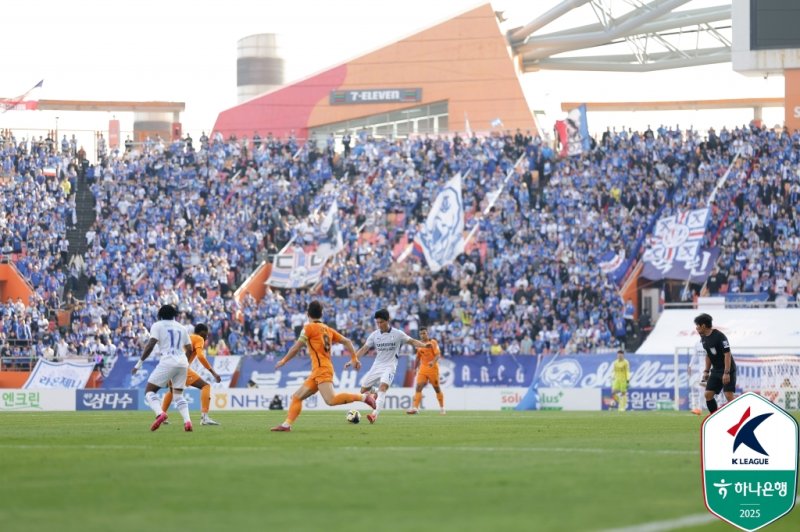 [서울=뉴시스]내년에도 2부에 남게 된 수원 삼성. (사진=한국프로축구연맹 제공)