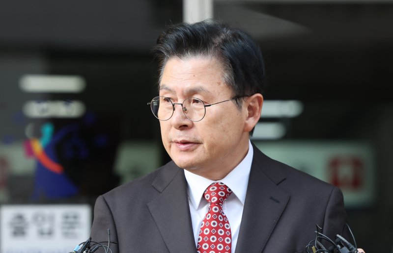 [서울=뉴시스] 황준선 기자 = 사진은 황교안 전 국무총리가 지난달 20일 오후 서울 양천구 서울남부지방법원에서 열린 국회 '패스트트랙 충돌' 사건 선고 기일을 마친 뒤 법정을 나서는 모습. 2025.11.20. hwang@newsis.com