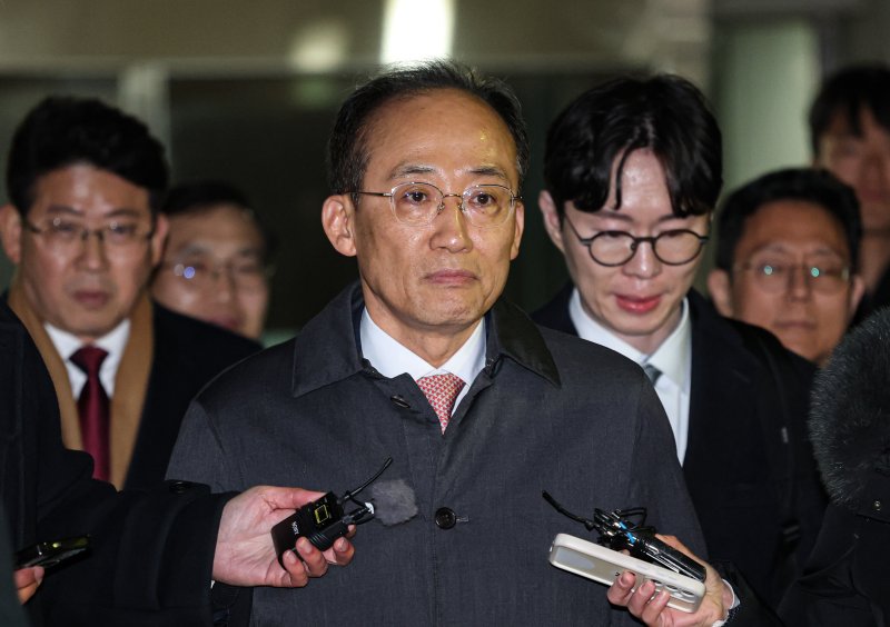 [서울=뉴시스] 정병혁 기자 = 국회의 12·3 비상계엄 해제 의결 방해 의혹을 받는 추경호 전 국민의힘 원내대표가 2일 서울 서초구 서울중앙지방법원에서 열린 영장실질심사를 마친 뒤 법원을 나오고 있다. (공동취재) 2025.12.03. photo@newsis.com