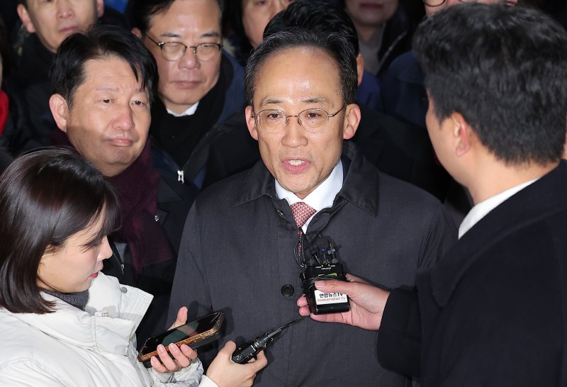 12·3 비상계엄 해제 요구안 표결 방해 의혹을 받는 추경호 국민의힘 의원이 지난 3일 새벽 구속 영장이 기각된 후 경기도 의왕시 서울구치소를 나서며 발언하고 있다. 2025.12.3/뉴스1 ⓒ News1 김성진 기자