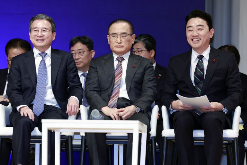 [서울=뉴시스] 최동준 기자 = 강훈식(오른쪽부터) 비서실장, 위성락 국가안보실장, 김용범 정책실장이 7일 서울 용산 대통령실 청사에서 열린 3실장 및 수석비서관 '대통령실 6개월 성과 간담회'에서 대화하고 있다. 2025.12.07. photocdj@newsis.com