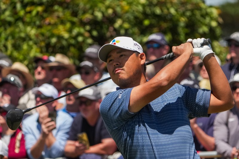 [멜버른=AP/뉴시스] 김시우가 7일(현지 시간) 호주 멜버른의 로열 멜버른 GC에서 열린 DP 월드투어 크라운 호주 오픈 최종 라운드 1번 홀에서 티샷하고 있다. 전날 공동 2위였던 김시우는 최종 라운드에서 역전을 노린다. 2025.12.07.