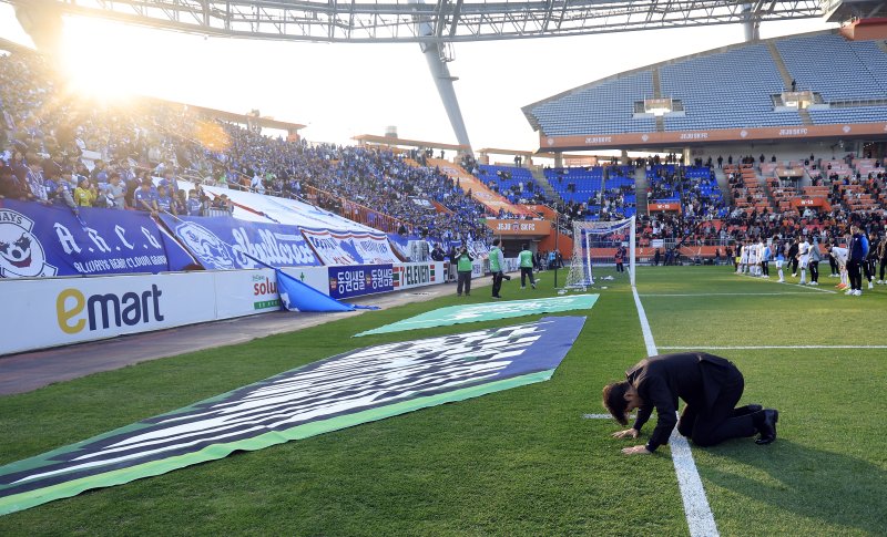 변성환 수원삼성 감독이 7일 오후 제주 서귀포시 월드컵로 제주월드컵경기장에서 열린 하나은행 K리그 승강 플레이오프 2025 2차전 제주SK와 수원삼성의 경기에서 1,2차전 모두 패하며 승격이 좌절되자 서포터즈 앞에 엎드려 사과하고 있다. 2025.12.7/뉴스1 ⓒ News1 박정호 기자