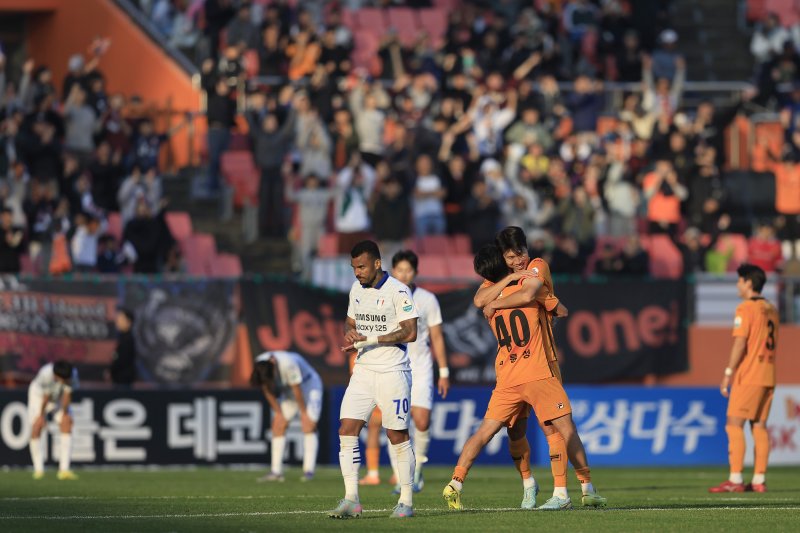 7일 오후 제주 서귀포시 월드컵로 제주월드컵경기장에서 열린 하나은행 K리그 승강 플레이오프 2025 2차전 제주SK와 수원삼성의 경기에서 2대0 승리(1,2차전 합산 3대0)를 거두며 잔류를 확정한 제주 선수들이 기뻐하고 있다. 2025.12.7/뉴스1 ⓒ News1 박정호 기자