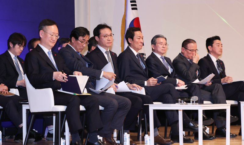 강훈식 대통령 비서실장이 7일 서울 용산 대통령실 청사에서 열린 '이재명 정부 출범 6개월 성과 간담회'에서 참석자들과 함께 기자들의 질문을 받고 있다. 앞줄 오른쪽부터 강 비서실장, 위성락 국가안보실장, 김용범 정책실장, 우상호 정무수석. 이규연 홍보소통수석, 전성환 경청통합수석, 봉욱 민정수석. 2025.12.7/뉴스1 ⓒ News1 허경 기자