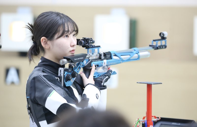 [서울=뉴시스]여자 공기소총 10ｍ 한국신기록을 세운 최가혜. (사진=대한사격연맹 제공)