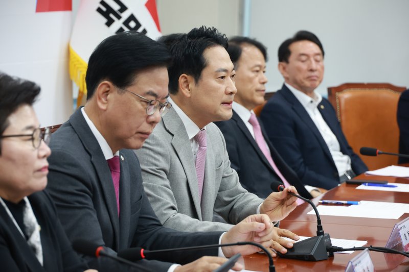 [서울=뉴시스] 고승민 기자 = 장동혁 국민의힘 대표가 지난 5일 서울 여의도 국회에서 열린 이재명 정권 6개월 국정평가 회의에서 발언하고 있다. 2025.12.05. kkssmm99@newsis.com