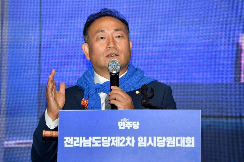 [나주=뉴시스] 변재훈 기자 = 김원이 더불어민주당 신임 전남도당위원장이 2일 오전 전남 나주시 나주종합스포츠파크 다목적체육관에서 열린 민주당 전남도당 임시 당원대회에서 선출 수락 연설을 하고 있다. 2025.11.02. wisdom21@newsis.com