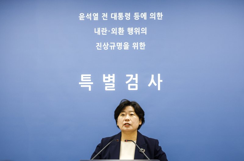 [서울=뉴시스] 정병혁 기자 = 박지영 내란특검 특검보가 7일 서울 서초구 서울고등검찰청에 마련된 내란특검에서 추경호 국민의힘 의원에 대한 내란중요임무종사혐의 기소 브리핑을 하고 있다. 2025.12.07. jhope@newsis.com