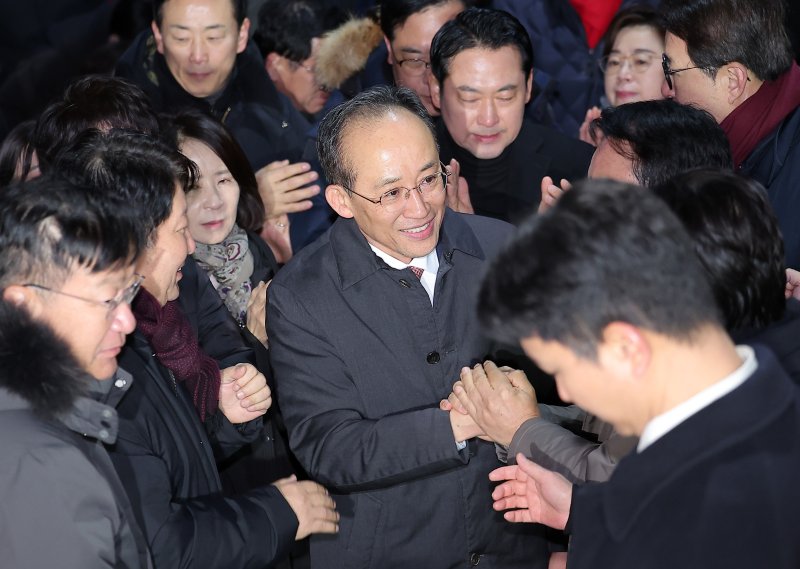12·3 비상계엄 해제 요구안 표결 방해 의혹을 받는 추경호 국민의힘 의원이 지난 3일 새벽 구속 영장이 기각된 후 경기도 의왕시 서울구치소를 나서며 동료 의원들과 인사하고 있다. 2025.12.3/뉴스1 ⓒ News1 김성진 기자