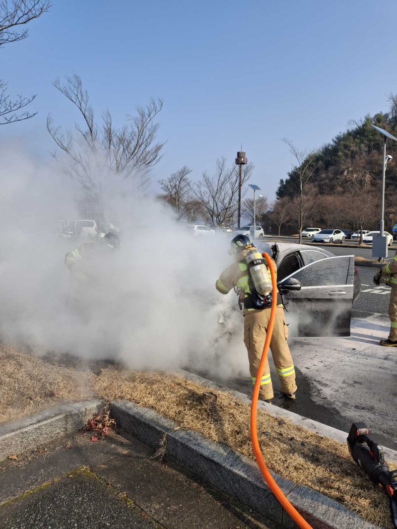 7일 강원 춘천 남산면 차량 화재 현장.(강원도소방본부 제공, 재판매 및 DB 금지) 2025.12.7/뉴스1