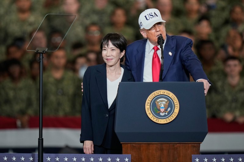 [도쿄=AP/뉴시스] ﻿﻿다카이치 사나에 일본 총리가 대만 유사시 집단자위권 행사 가능성을 언급한 이후 중일 간 외교 긴장이 고조되는 가운데, 일본 정부가 미국 측에 보다 분명한 공개 지지를 요청한 것으로 알려졌다. 사진은 지난 10월28일 도널드 트럼프 미국 대통령이 일본 가나가와현 요코스카에 있는 미 해군 기지에 정박 중인 미 항공모함 USS 조지 워싱턴호에서 연설하는 모습. 2025.12.07