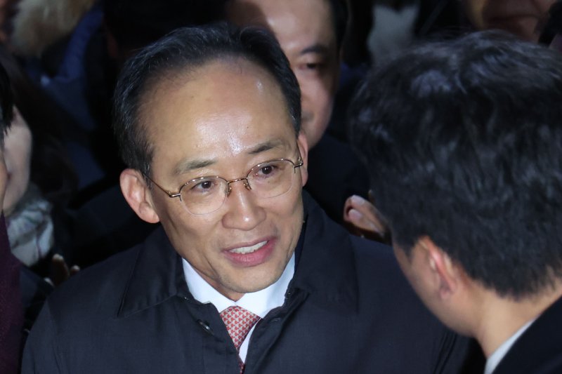 [의왕=뉴시스] 권창회 기자 = 국회의 12·3 비상계엄 해제 의결 방해 의혹을 받는 추경호 전 국민의힘 원내대표가 3일 오전 영장이 기각돼 경기 의왕시 서울구치소를 나서며 취재진 질의를 듣고 있다. 2025.12.03. kch0523@newsis.com