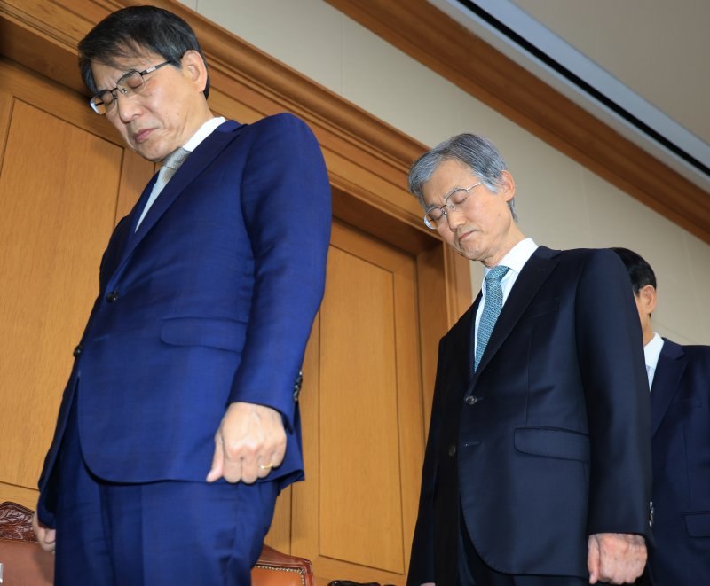 조희대 대법원장과 노태악 중앙선거관리위원회 위원장이 5일 오후 서울 서초구 대법원에서 열린 전국법원장회의에서 순국선열을 향해 묵념하고 있다. (공동취재) 2025.12.5/뉴스1 ⓒ News1 장수영 기자