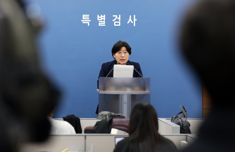 12·3 비상계엄 관련 내란·외환 사건을 수사하는 내란특검팀 박지영 특검보가 7일 서울 서초구 서울고등검찰청에 마련된 내란특검 사무실에서 브리핑을 하고 있다. 2025.12.7/뉴스1 ⓒ News1 이호윤 기자