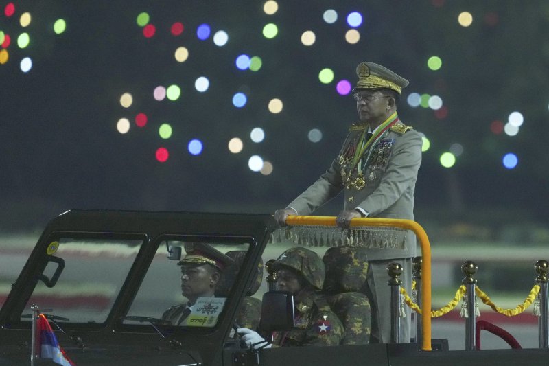 [네피도=AP/뉴시스] ﻿﻿미얀마 군사정권 주도로 오는 28일 총선이 예정된 가운데, 태국 등 아시아 주요 도시에서 재외국민 대상 조기 투표가 시작됐다. 사진은 민 아웅 흘라잉 미얀마 최고사령관이 지난 3월 27일(현지 시간) 미얀마 네피도에서 군을 사열하는 모습. 2025.12.07