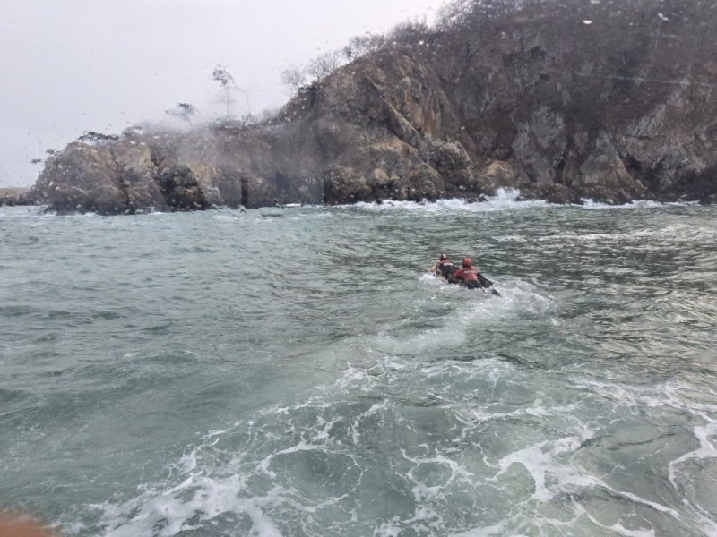 태안해경이 동력구조보드를 이용해 갯바위 고립자들을 구출하러 가는 모습. (태안해경 제공, 재판매 및 DB금지) / 뉴스1