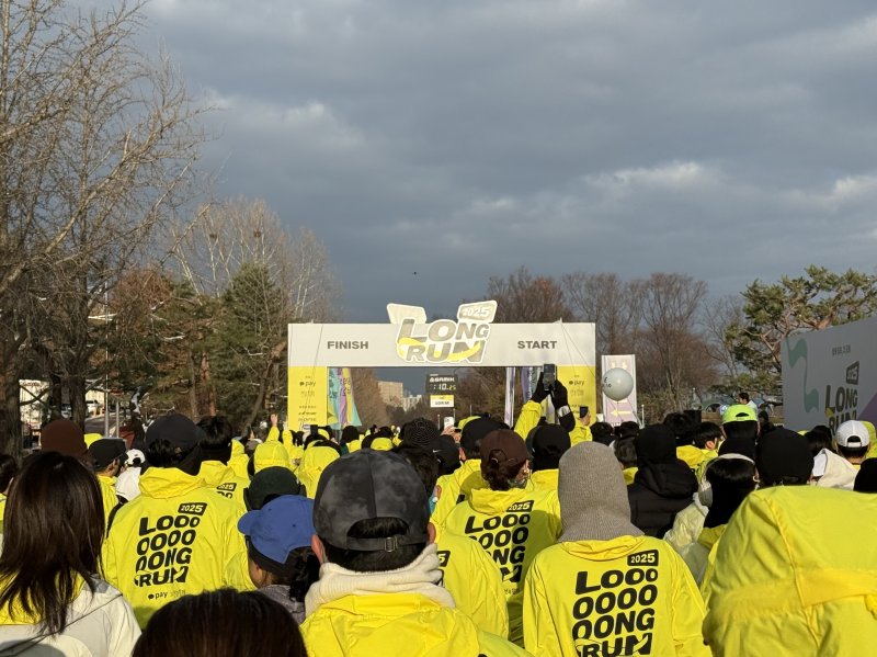 지난 6일 경기 하남 하남미사경정공원에서 열린 '카카오페이 2025 롱런' 대회에서 참가자들이 스타트라인에 서 있다. 사진=이현정 기자