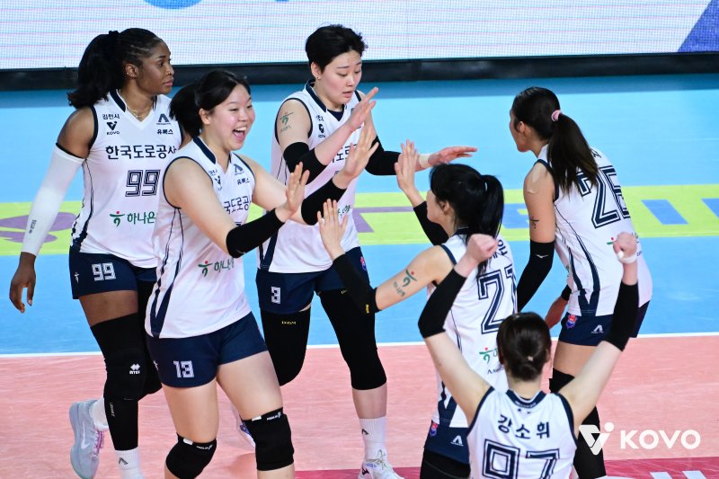 풀세트 끝 승리를 거둔 한국도로공사. (KOVO 제공)