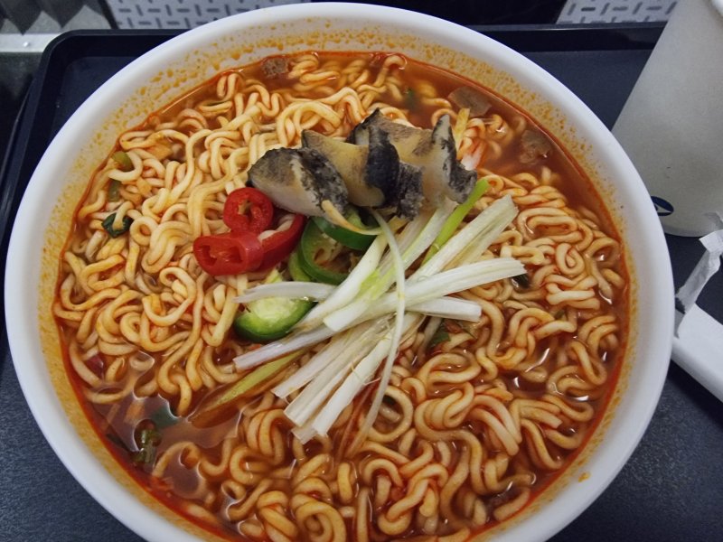 인천국제공항 제1여객터미널에서 지난 3일 탑승한 파라타항공 다낭행 항공기에서 주문한 '시그니처 라면'. 신라면 베이스에 대파와 전복의 조합이 인스턴트 라면을 요리로 승화시켰다. 기내에서 1편당 8개로 주문이 제한되지만, 입소문을 타며 주문이 '하늘에 별 따기'다. 사진=김동호 기자