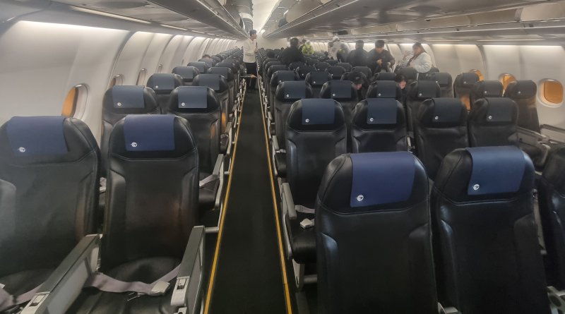 인천국제공항 제1여객터미널에서 지난 3일 탑승한 다낭행 파라타항공의 A컴포트(이코노미) 좌석. 저비용항공사(LCC)의 2-4-2 배열이지만 A330 기체다보니 앉아서 다리를 꼬더라도 성인 주먹 2개 정도가 들어가는 넉넉함을 보여줬다. 사진=김동호 기자