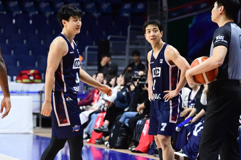 [서울=뉴시스] 프로농구 부산 KCC의 허훈과 허웅. (사진=KBL 제공) *재판매 및 DB 금지