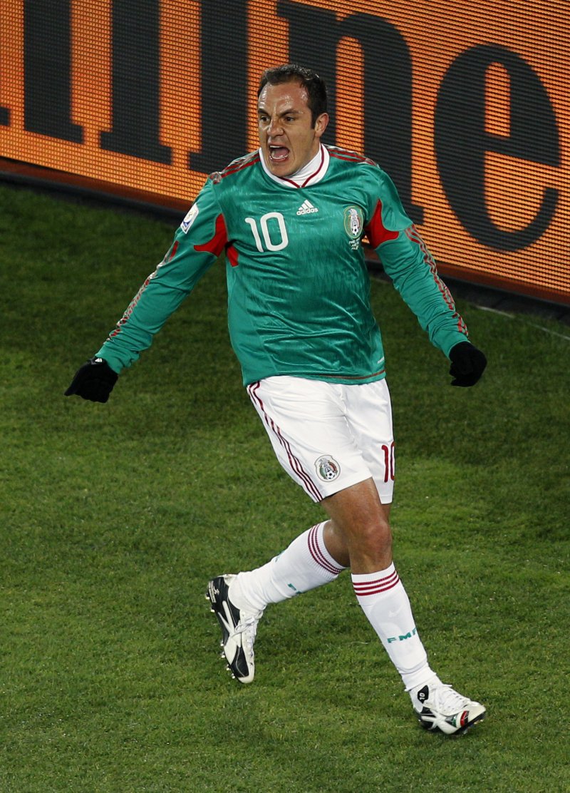 [폴로콰네(남아공)=AP/뉴시스]2010남아공월드컵 A조 프랑스와 멕시코의 경기가 17일(현지시간) 폴로콰네의 피터 모카바 스타디움에서 열렸다. 멕시코 공격수 블랑코가 페널티킥을 성공시키고 골 세리모니를 하고 있다.