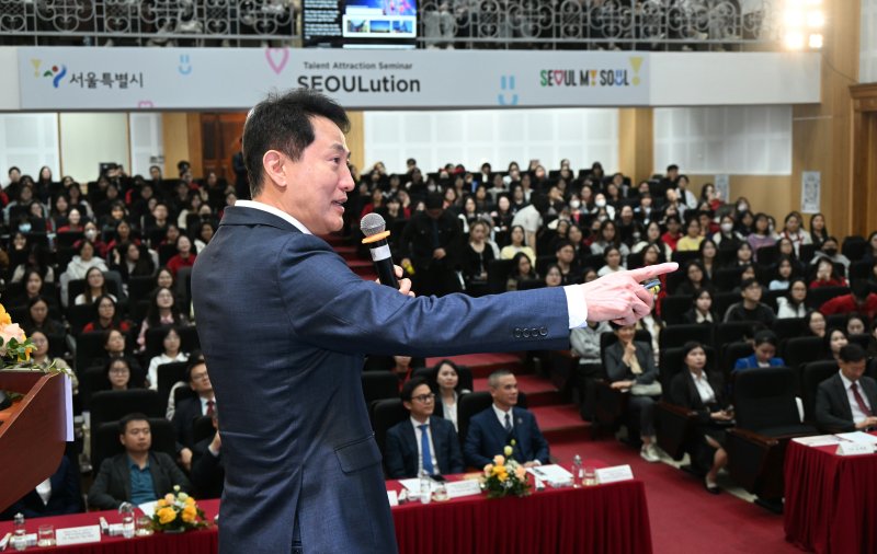 오세훈 서울시장이 지난 5일(현지시간) 하노이대학교에서 열린 '서울 인재유치 네트워크 프로모션'에서 특별 강연을 하고 있다. 서울시 제공