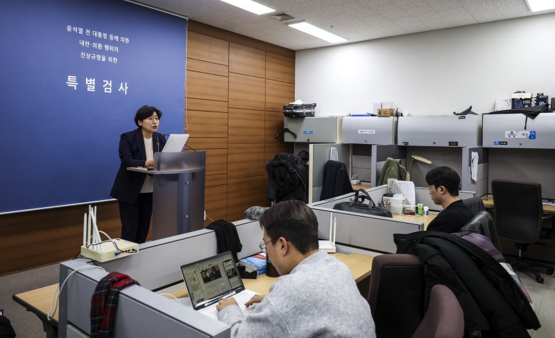 [서울=뉴시스] 정병혁 기자 = 박지영 내란특검 특검보가 7일 서울 서초구 서울고등검찰청에 마련된 내란특검에서 추경호 국민의힘 의원에 대한 내란중요임무종사혐의 기소 브리핑을 하고 있다. 2025.12.07. jhope@newsis.com